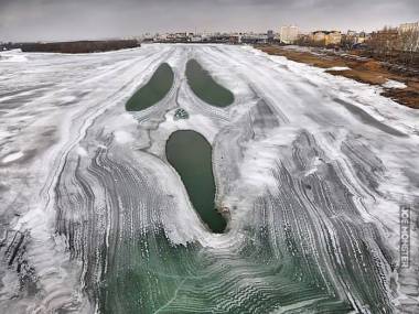 Zamarznięta rosyjska rzeka Irtysz
