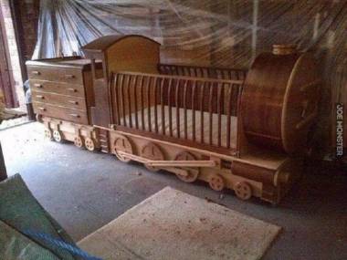 Dziadek stolarz zrobił łóżko dla wnuczka