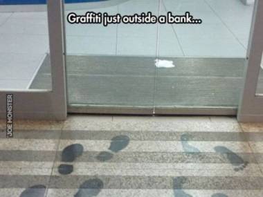Graffiti przed bankiem