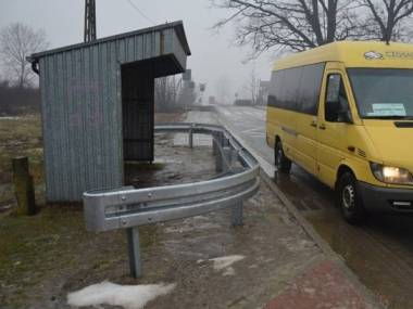Kuriozalna wiata przystankowa w Dąbrówkach Brzeńskich