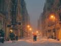 Romantyczny spacer zaśnieżoną ulicą