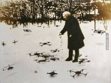 Stare zdjęcie staruszki dokarmiającej drony