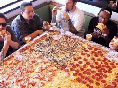 W ofercie mają pizzę o rozmiarze stolika