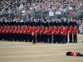 Gwardzista zemdlał na uroczystośćiach u Królowej Elżbiety