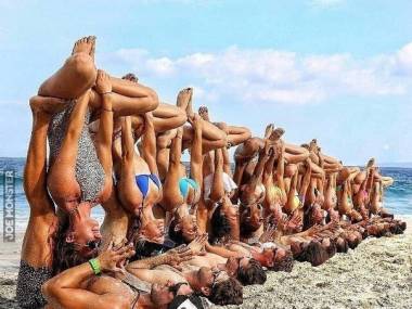 Grupowa medytacja na plaży