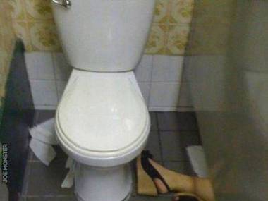 Ktoś z toalety obok ma bardzo ciężki wieczór