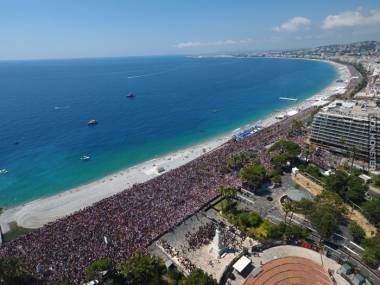 Tłum zgromadzony na promenadzie w Nicei uczcił minutą ciszy zabitych w zamachu terrorystycznym
