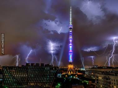 Wieża telewizyjna Ostankino w Moskwie podczas burzy