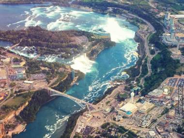 Nad Niagara Falls: na lewo USA, na prawo Kanada