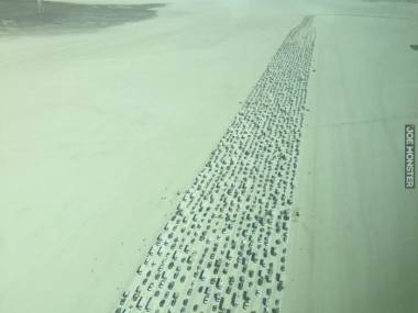 Sznur samochodów opuszczających festiwal Burning Man 2016