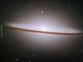 Fotografia galaktyki Sombrero wykonana przez teleskop Hubble'a