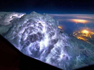 Tak wygląda burza z kabiny pilota samolotu