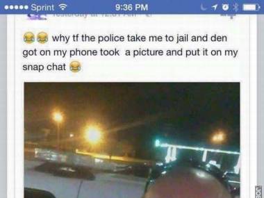 Policjant wpakował gościa do radiowozu, po czym zabrał mu telefon, zrobił fotkę i wrzucił na snapchata