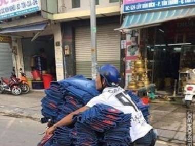 Świeża dostawa jeansów w drodze