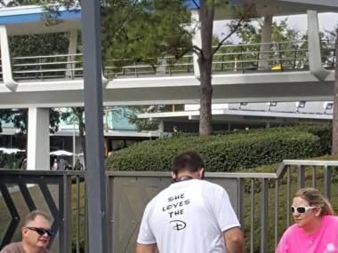 Tej koszulki nie kupił w Disneylandzie