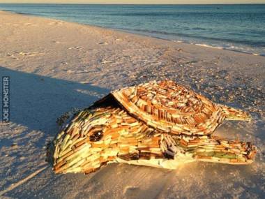 Cig - żółw morski wykonany z niedopałków znalezionych na plaży na Florydzie