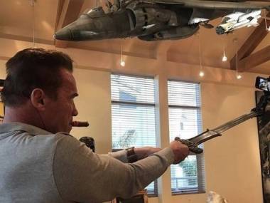 Arnold używa miecza Conana Barbarzyńcy, by robić sobie selfiki