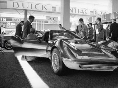 Nowa Corvetta na wystawie samochodowej w Paryżu w 1965