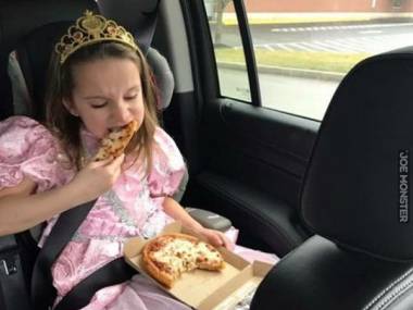 Prawdziwe księżniczki wcinają pizzę