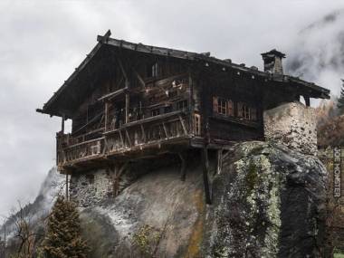 Dom na skale, Tyrol, Włochy