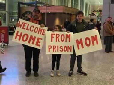 Powitali mamę na lotnisku