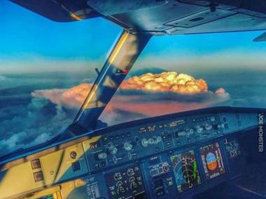 Pilot Łukasz Czepiela zrobił zdjęcie chmury burzowej z kokpitu Airbusa A320