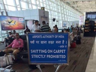 W Indiach nie wolno srać na dywan na lotnisku