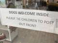 "Wstęp wolny dla psów. Dzieci uwiązać na zewnątrz."
