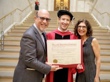 Zuckerberg po 12 latach w końcu odebrał dyplom Harvardu.