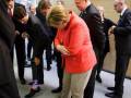 Przywódcy państw NATO podziwiaja różowe skarpetki Trudeau