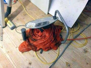 Dlaczego zawsze nalezy rozwinąć cały kabel z przedłużacza