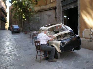 W małej uliczce we Włoszech