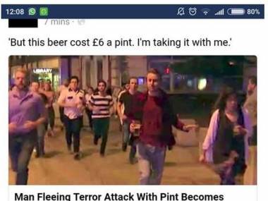 "Mężczyzna uciekający przed atakiem terrorystycznym niesie kufel z piwem"