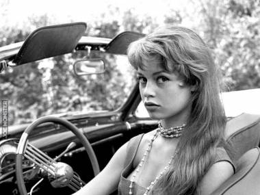 Brigitte Bardot w swoim samochodzie