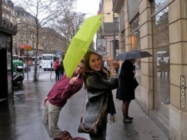 Idealnie wpasowany między dziewczynę a parasolkę