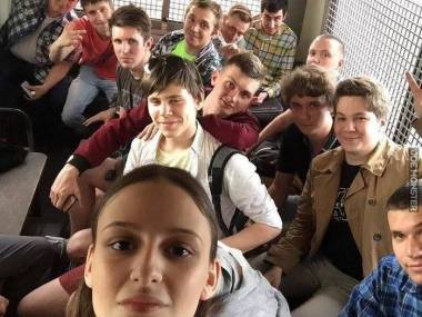 Selfik w radiowozie. Młodzi Rosjanie aresztowani za udział w proteście przeciwko korupcji
