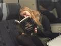 Dziewczyna z pociagu czytająca "Dziewczyne z pociągu"