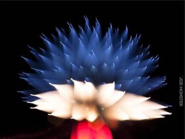 Wybuch fajerwerku sfotografowany z długim czasem naświetlania