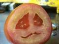 Ten pomidor jest przez was smutny, weganie...
