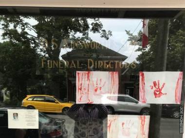 Krwista reklama domu pogrzebowego