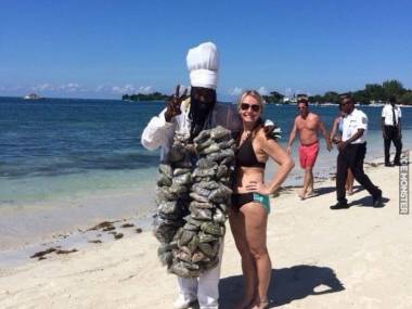 Sprzedawca marihuany na plaży na Jamajce