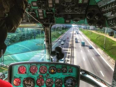Tak się omija korki na Białorusi - szalony pilot Mi-2 nad autostradą