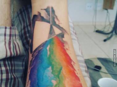 Tatuaż wzorowany na okładce płyty Pink Floyd