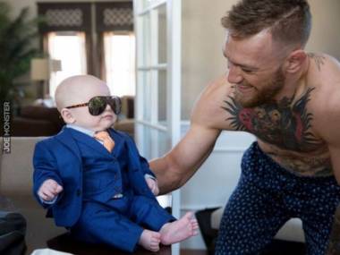 Conor McGregor i jego synek w trzyrzęowym garniturze