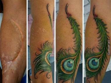 Blizna idealnie zakryta tatuażem przedstawiającym pawie pióro