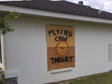 Przygotowany na nisko latające krowy podczas huraganu Irma