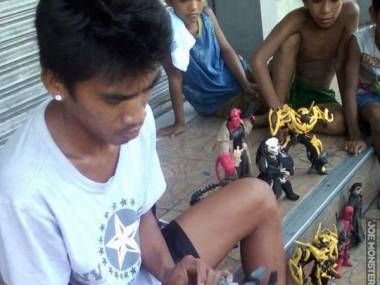 Filipińczyk wykonuje figurki superboaterów ze znoszonych laczków