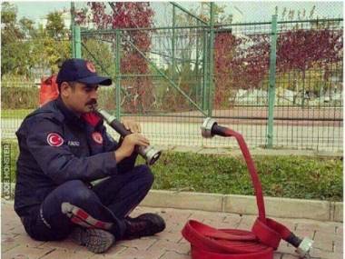 Turecki strażak fakir