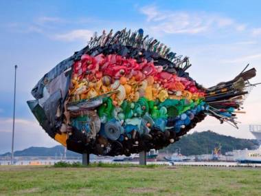 Gigantyczna ryba z plastikowych śmieci znalezionych w morzu