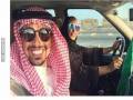 Saudyjczyk podzielił się zdjęciem, jak uczy żonę prowadzić samochód